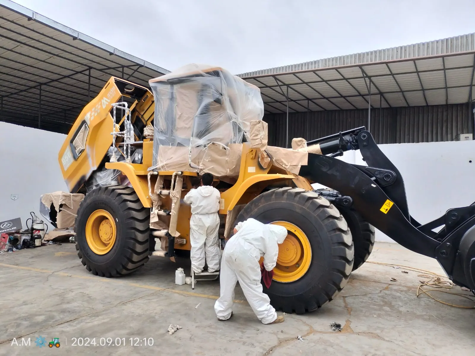 Técnico de VELMAQ realizando mantenimiento